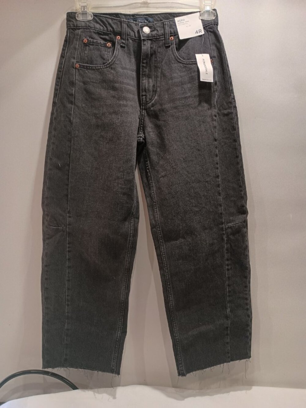 Aeropostale Women’s Barrel Jean Size 4 Aero  Barrel Non-Stretch Crop Raw Hem